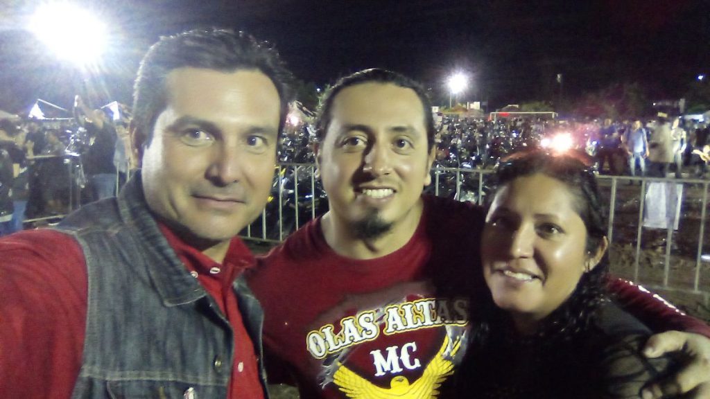 saludando amigos de facebook en bahía biker fest