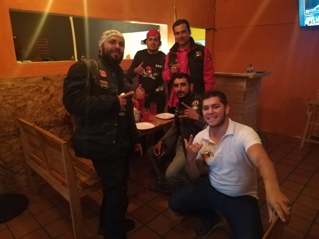 comiendo en pizza biker mazatlan